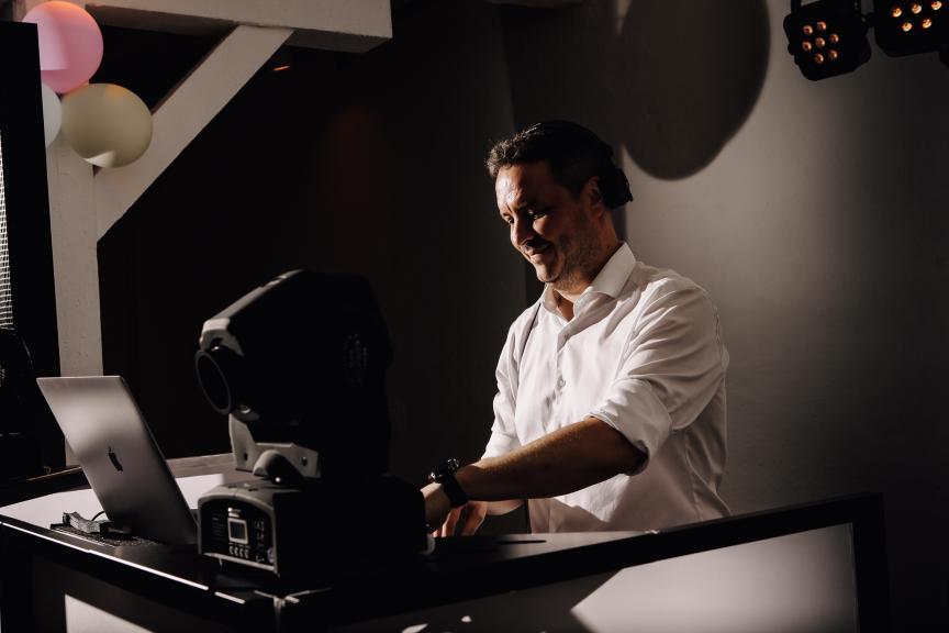 DJ Sven Pfaffmann-Jaekel bei der Arbeit am DJ-Pult