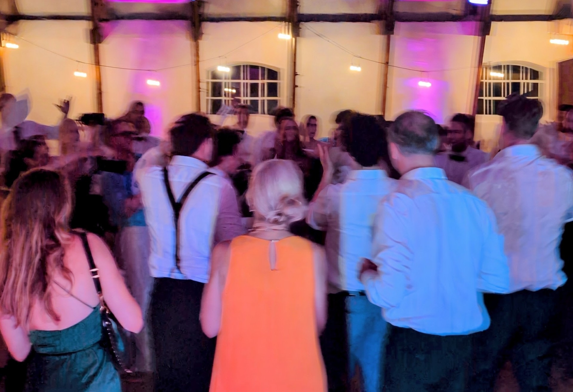 Volle Tanzfläche am Abend.