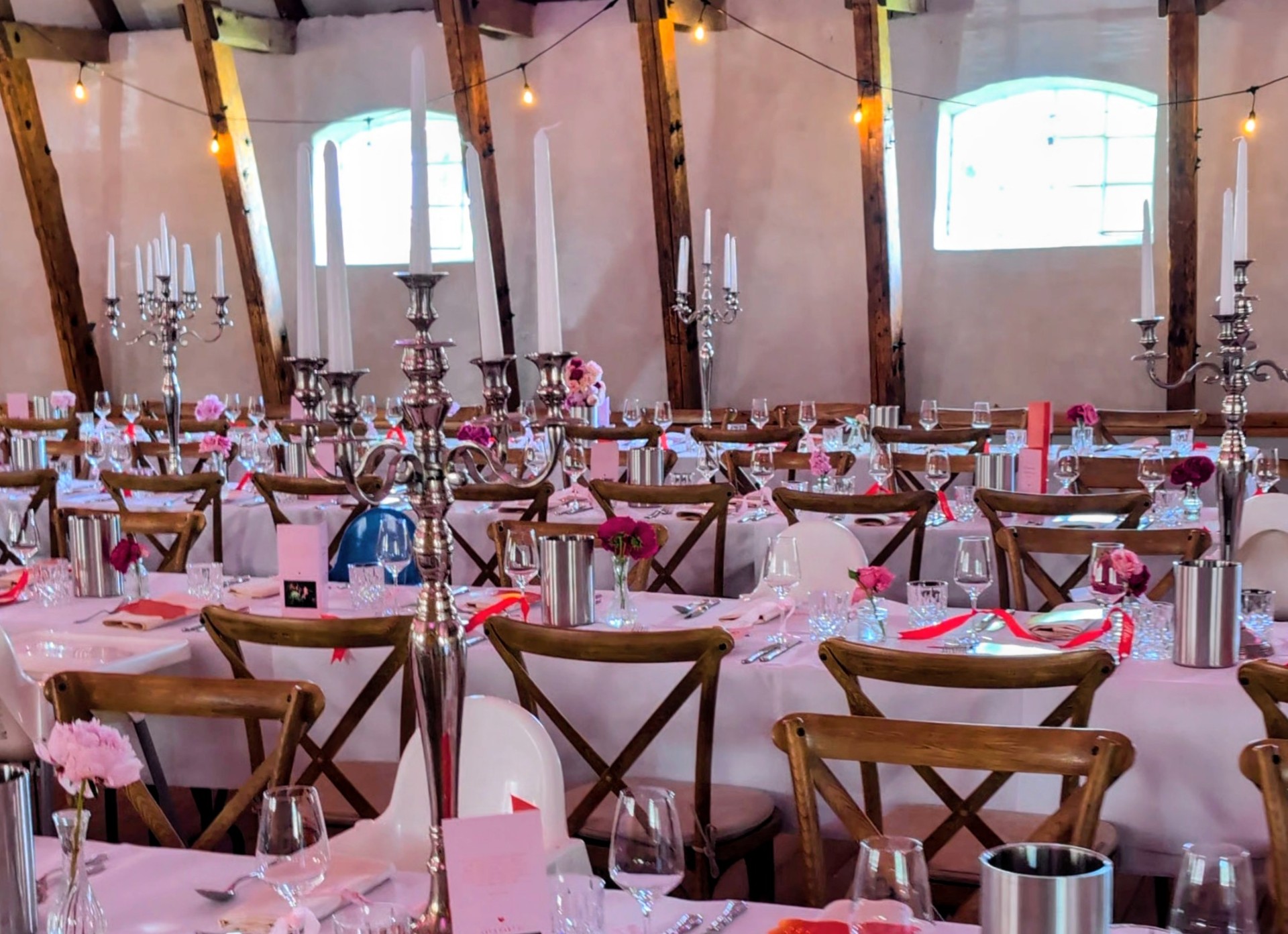 Dinner-Setup im Pferdestall.