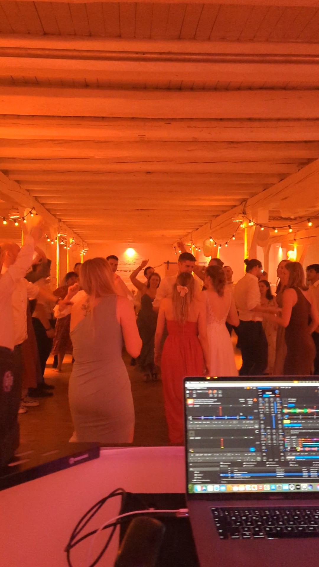 Warmes Uplighting im Kuhstall auf Gut Haidehof