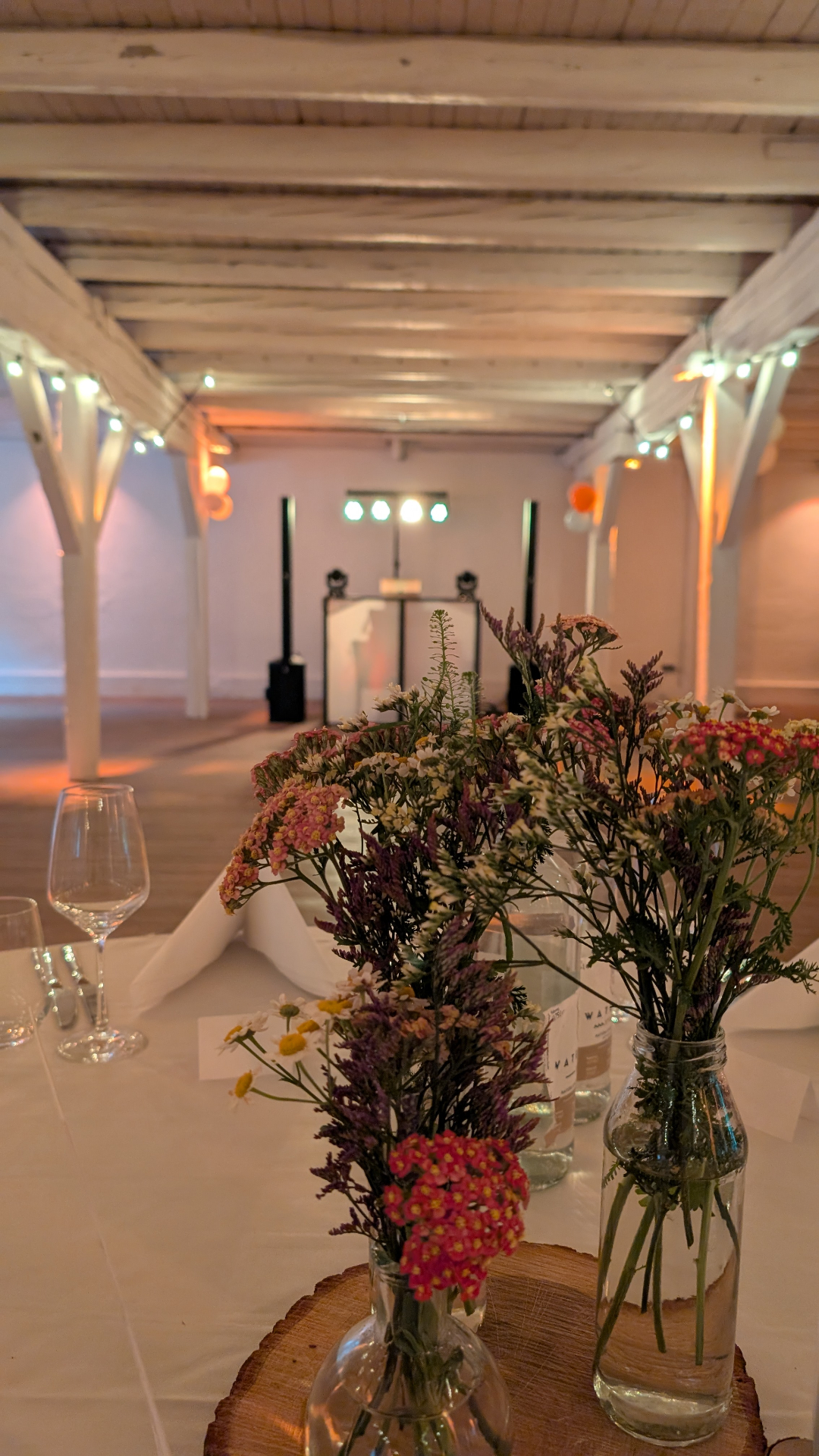 Tischdekoration mit Blumen auf Gut Haidehof