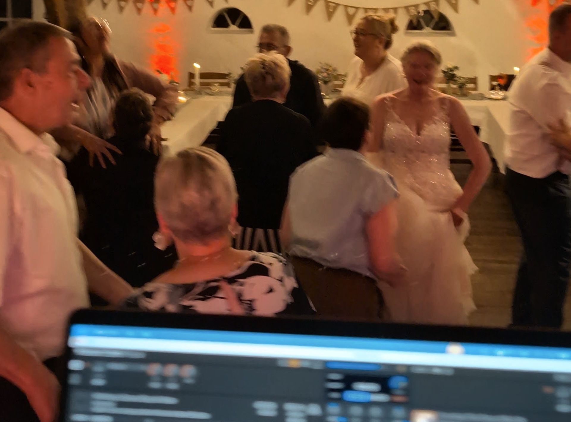 Volle Tanzfläche und ausgelassene Stimmung bei einer Hochzeitsfeier auf dem Charlottenhof.